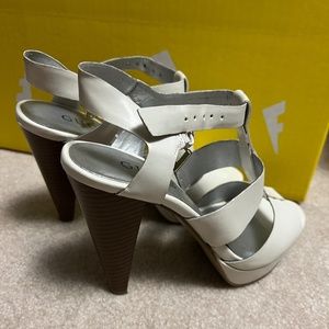 Guess White Sandel, 4 3/4 inch heel